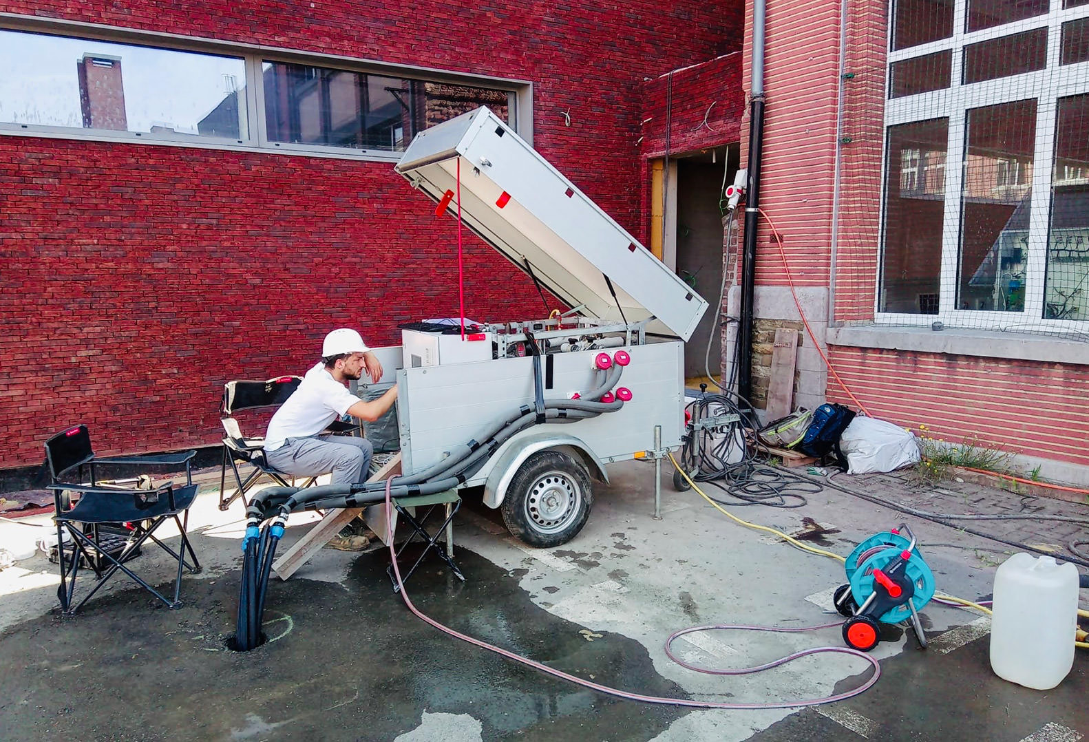 Man wearing hard hat performs Thermal Response Test